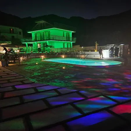 Tenuta Croce Karol-piscina-vista Mare Apartment